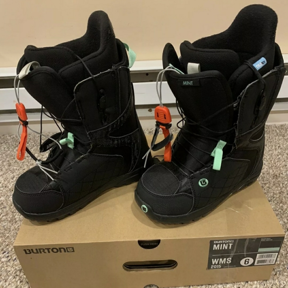 Burton Mint Snowboarding Boots - womens 6